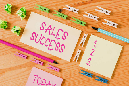 彩色衣夾放在木制地板中央的空矩形方形提醒紙條周?chē)Ｓ邪疾酆筒鄣哪绢^。辦公用品,鉛筆和鋼筆。